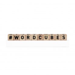 Word cubes, kuber eller klossar i träslaget ek med svarta bokstäver och tecken